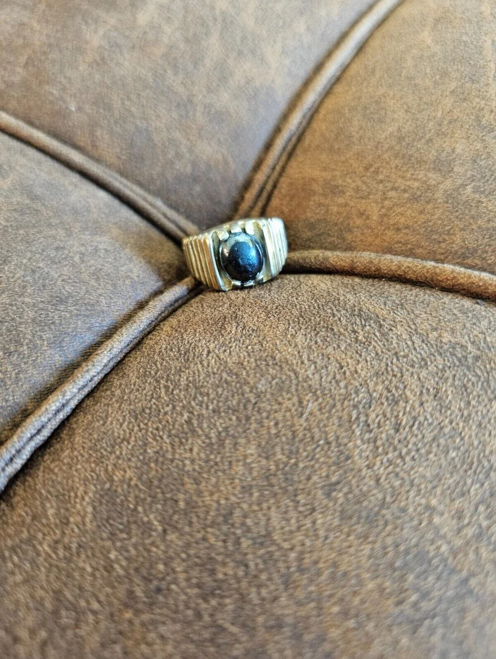 Vintage men’s Sz 12 ring featuring a polished, dark cabochon gem Gold Tone